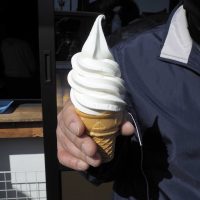 伏木グルメの紹介「前山商店のソフトクリーム」