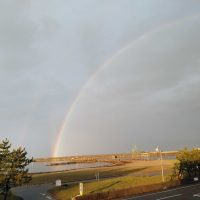 嵐もおさまり明日から潜れそうな伏木国分に「虹」がかかっている　5/1　18：00