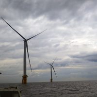 富山県入善沖には、海上風力発電のプロペラが3本立っている（10本ほどになるらしい）