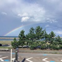 富山県高岡市伏木国分海岸に只今虹かかってます。