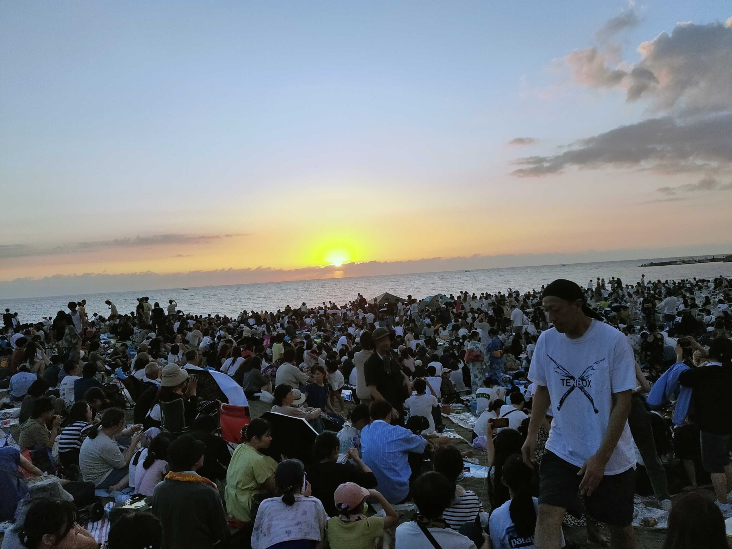 今日日本一人口密度が多い「三国花火大会」は、例年２１万３千人がサンセットビーチに集まる。