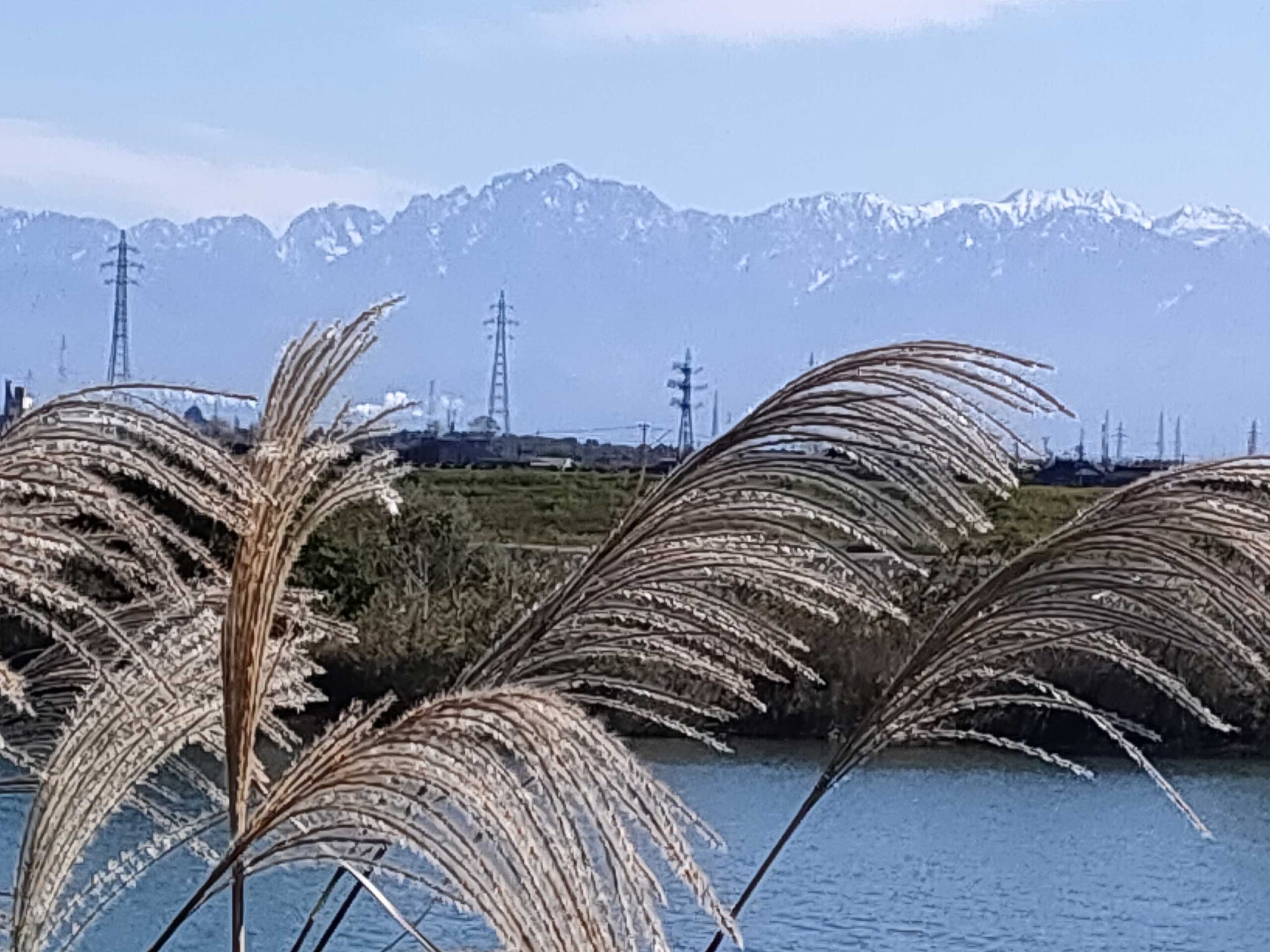 立山連峰に雪　寒いはずだよ