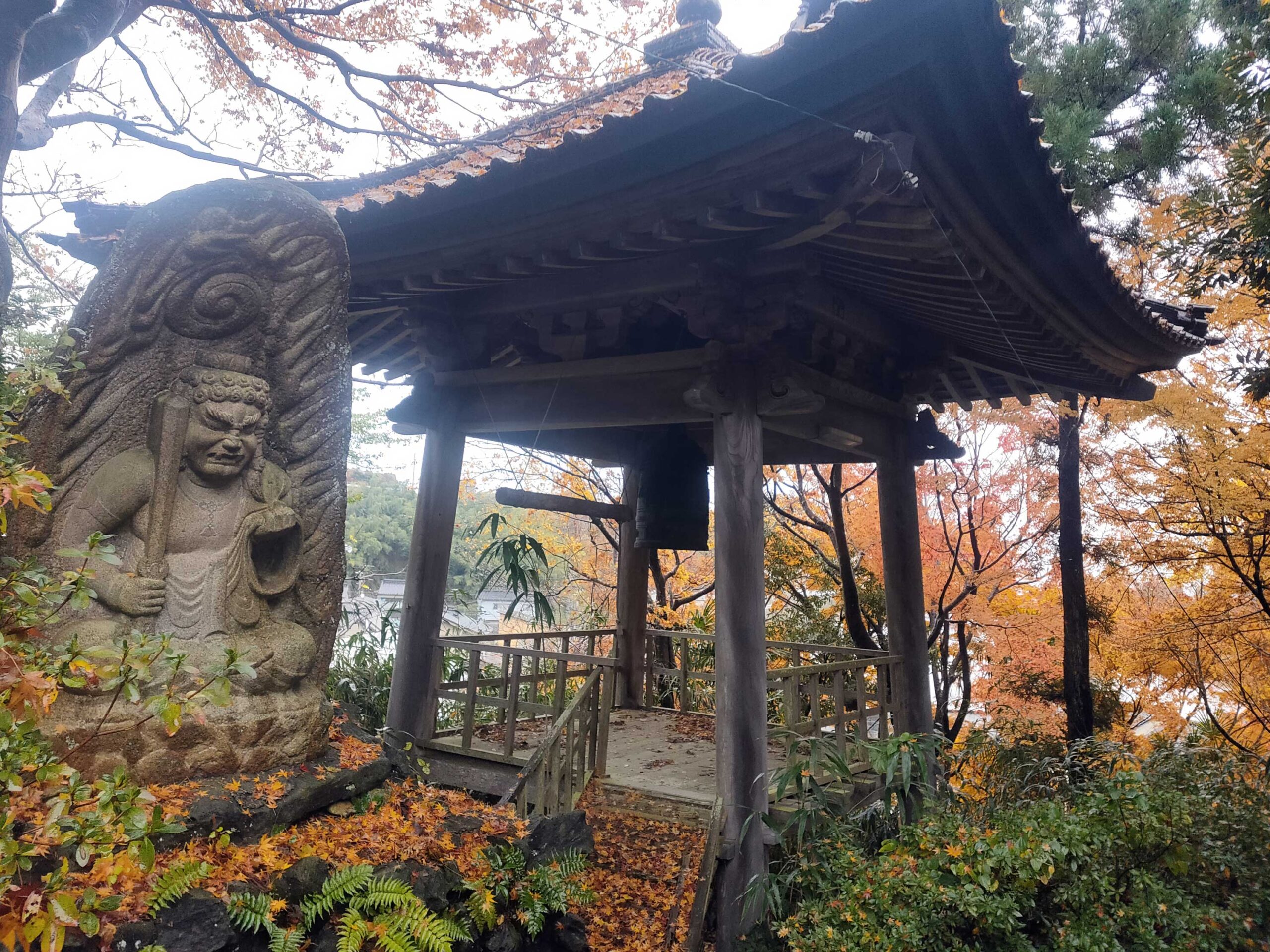 高岡二上山のふもとのお寺だと思うが紅葉がきれい。