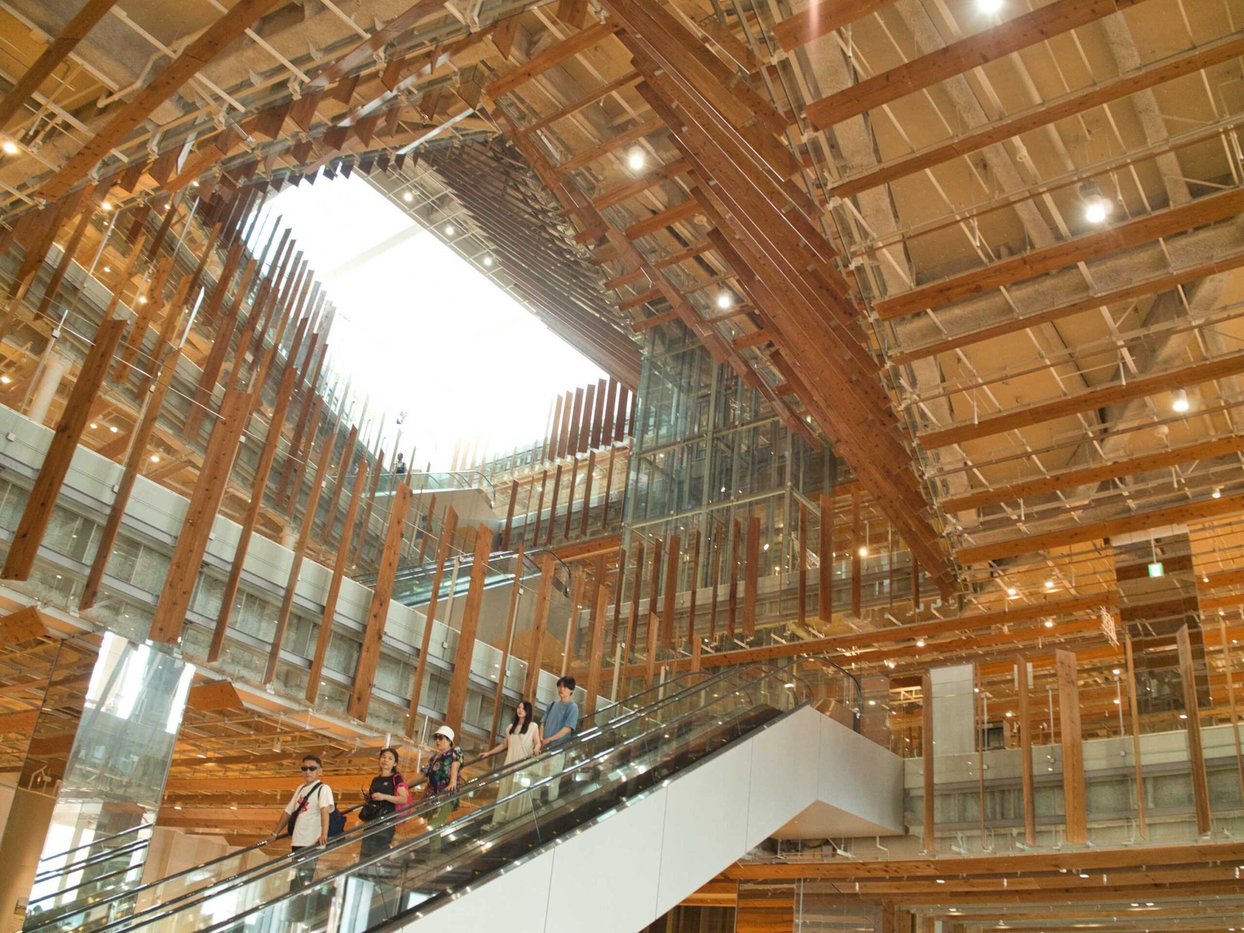 伏木ファンダイビングの後は、富山キラリ　ガラス美術館へ