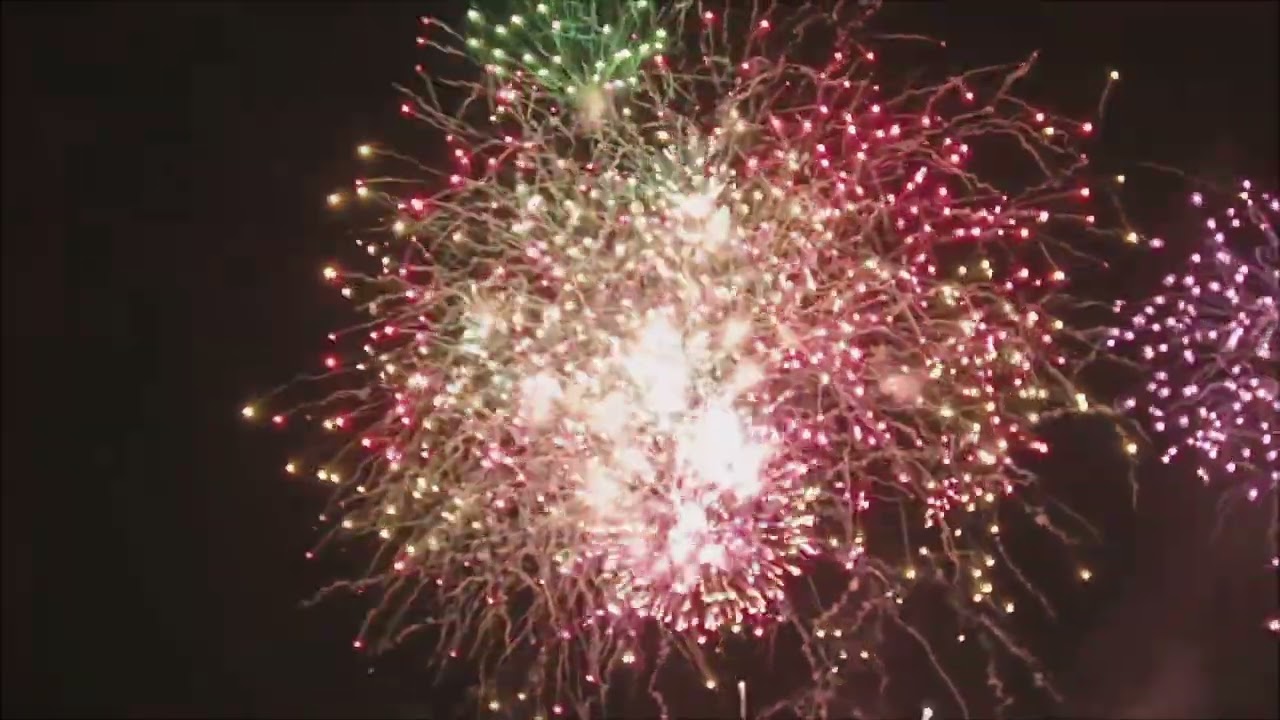 ダイビングを楽しんだ後は、花火を楽しむ。