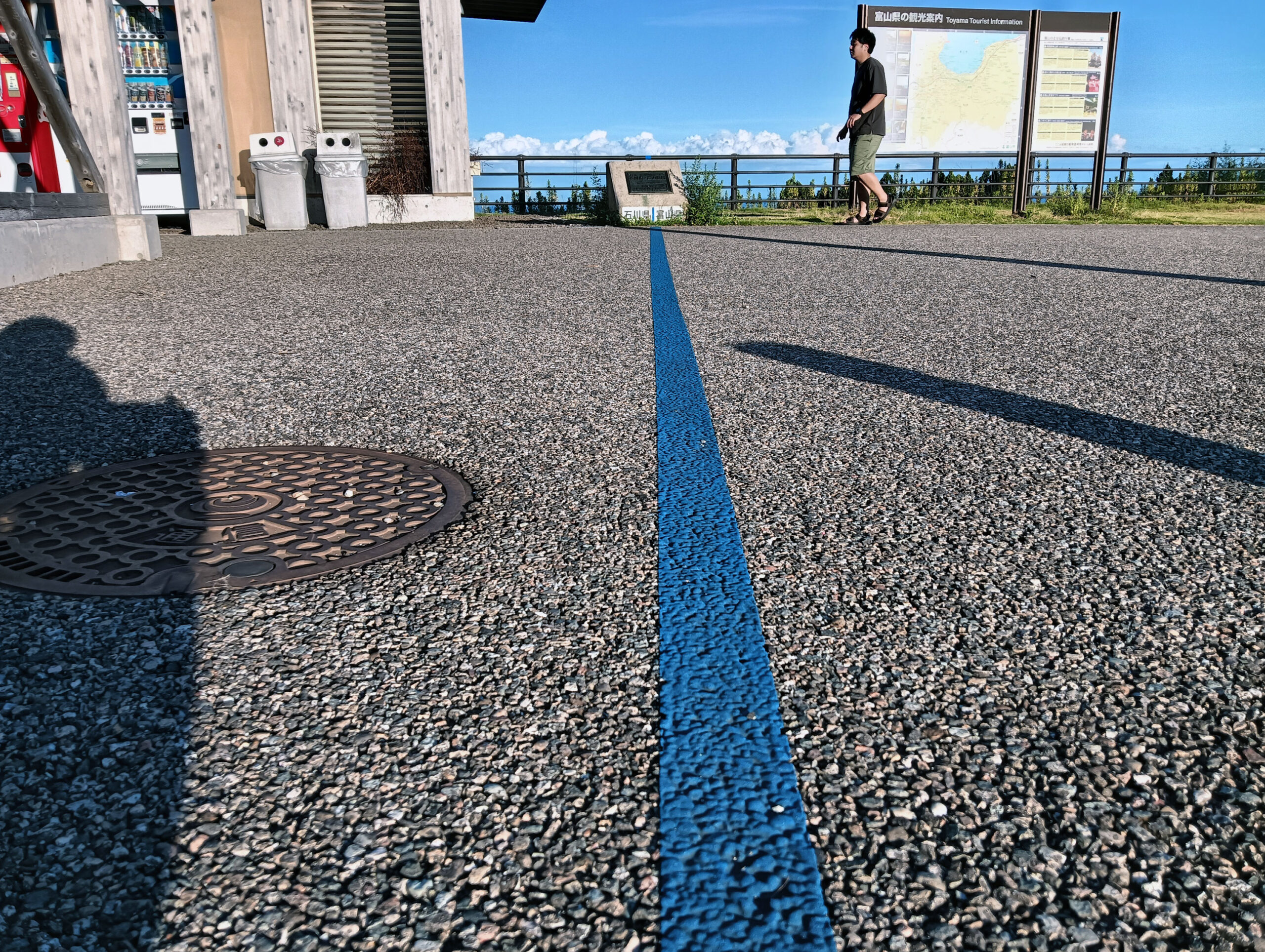 左が「石川県」。右が「富山県」県境がわかる「能越道パーキングエリア」