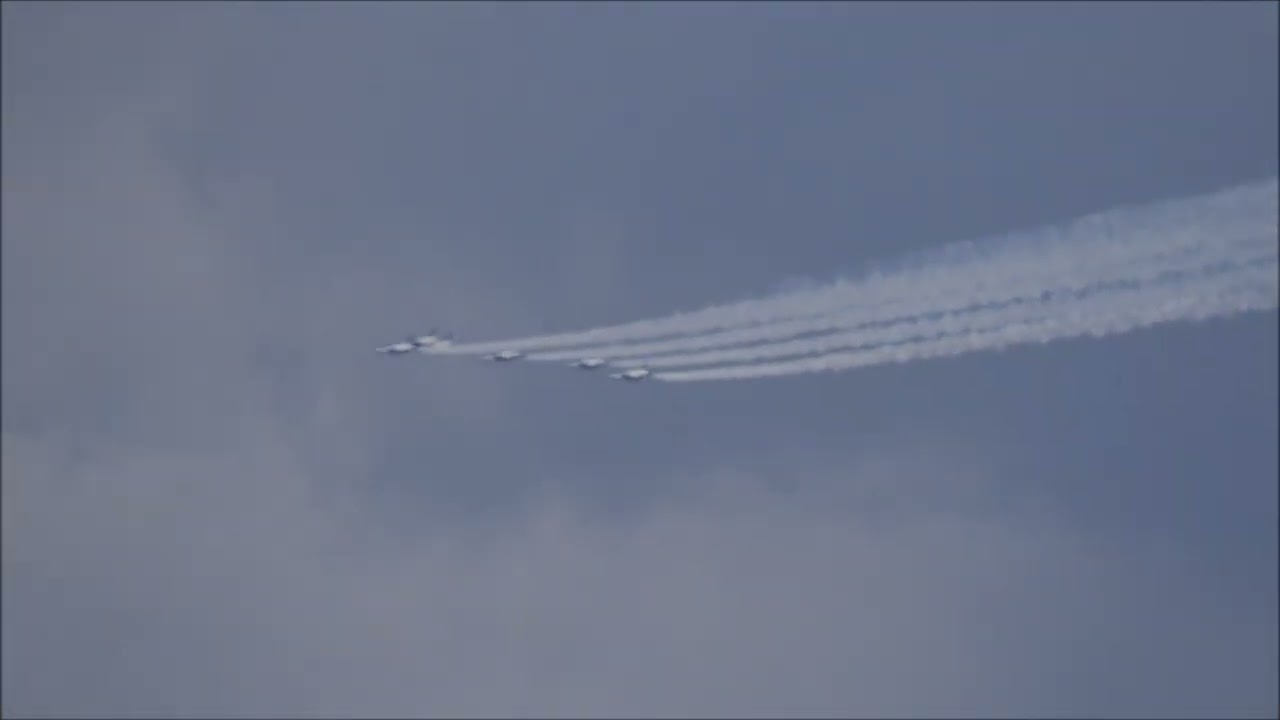 戦闘機は、速い。どこから出てくるか？想像もつかないところから出現。