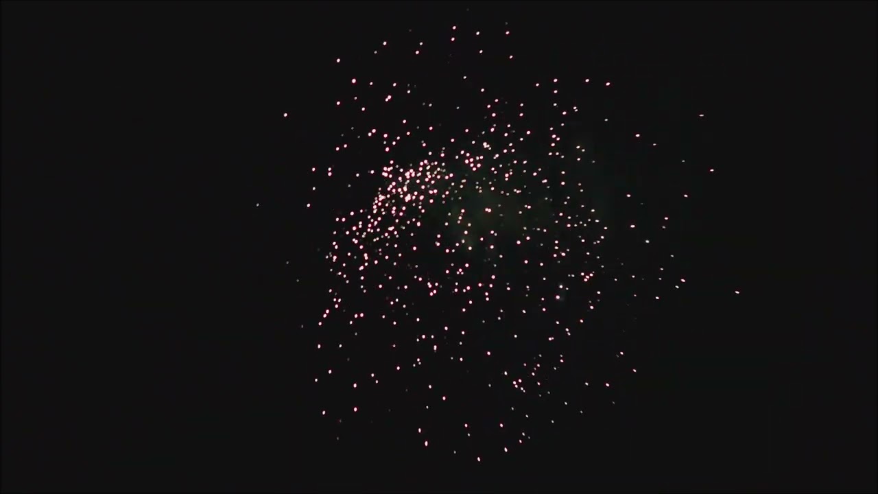 能登半島地震の影響がまだまだ残る伏木地区。例年花火を上げていた場所が被災。今年は、店の前伏木国分海岸が打ち上げ場所。