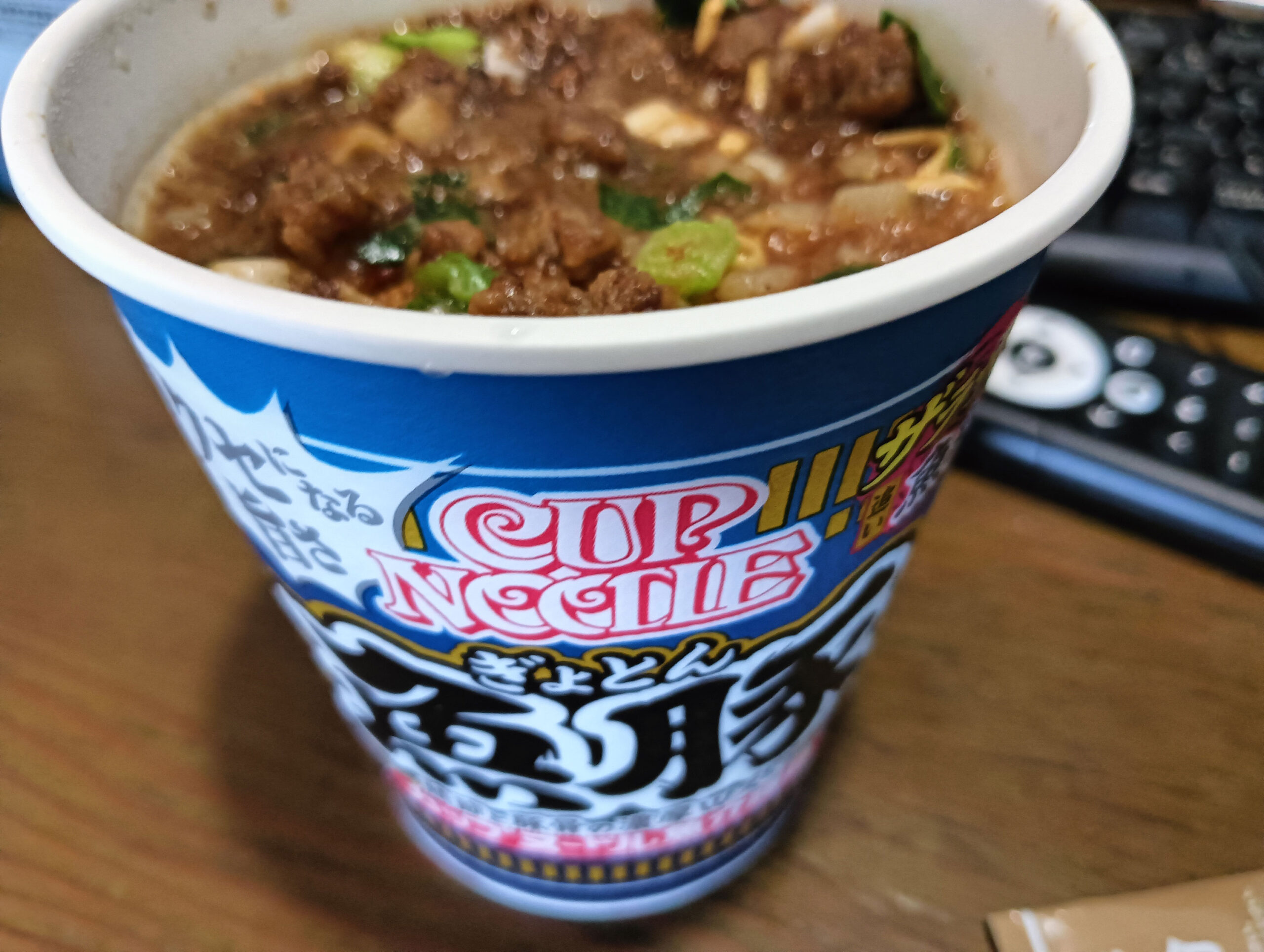 これは！カップヌードルの中で一番うまい「魚豚」今日は海が荒れダイビングはなし