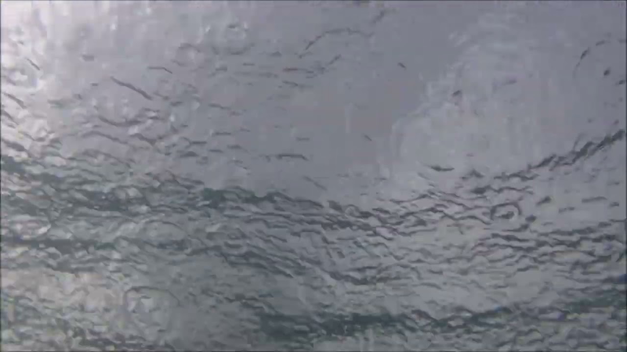 水中から雨を見るときには、見上げる必要がある
