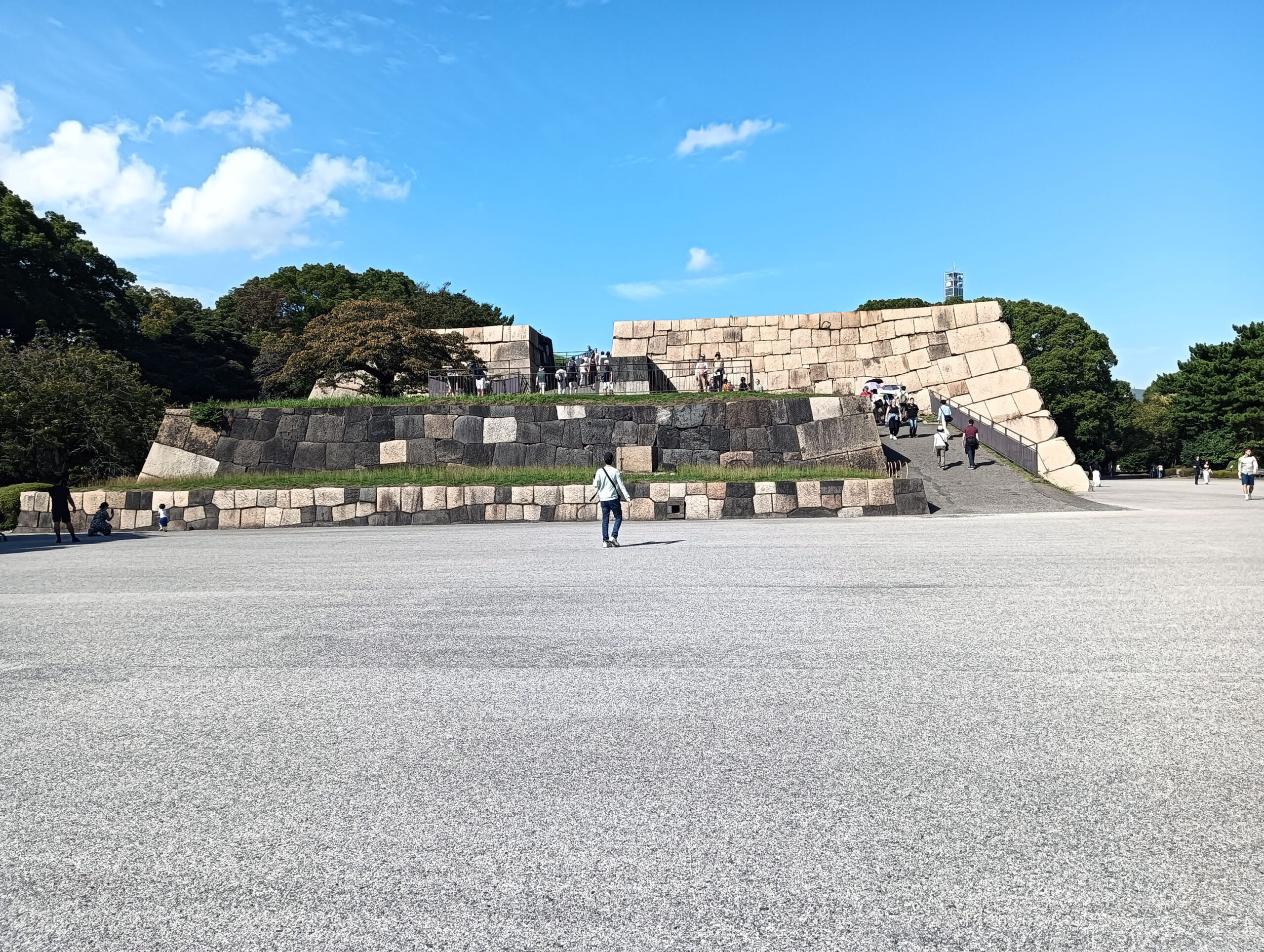 念願だった「江戸城天守閣土台石垣」を見に行った。