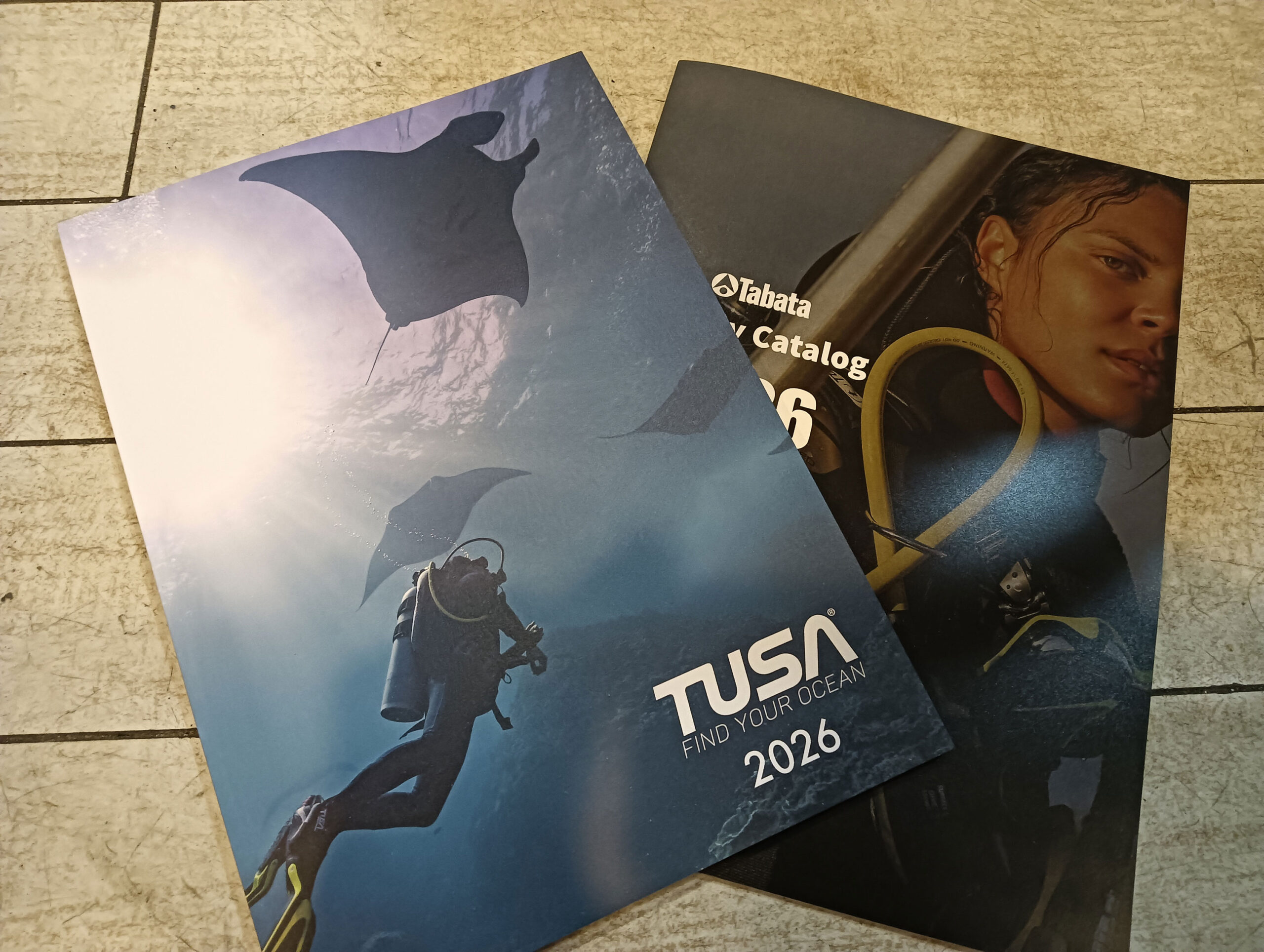 ダイビング業界初といっていいかもしれない。2025年中に2026年の器材カタログが届く